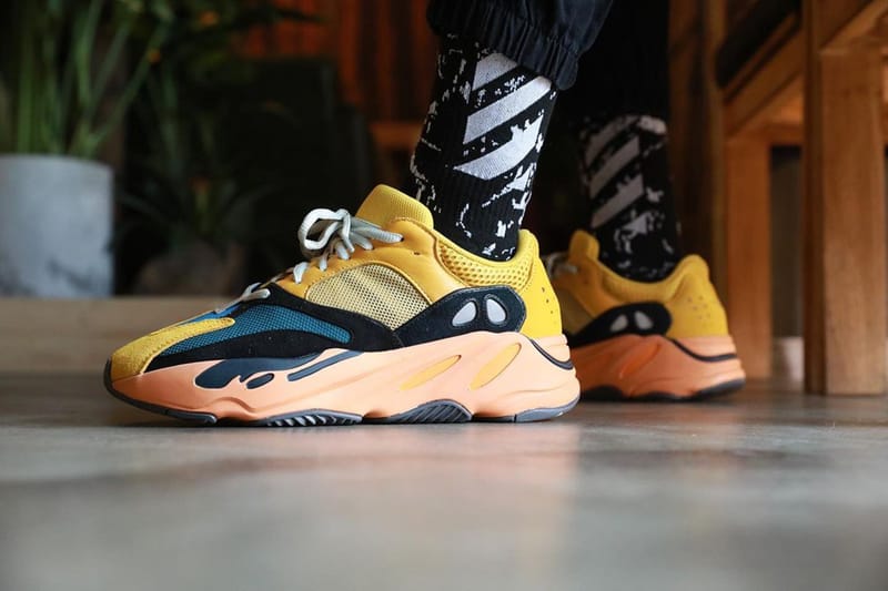 업데이트: 아디다스 이지 부스트 700 '선' 실제 착용 사진 공개