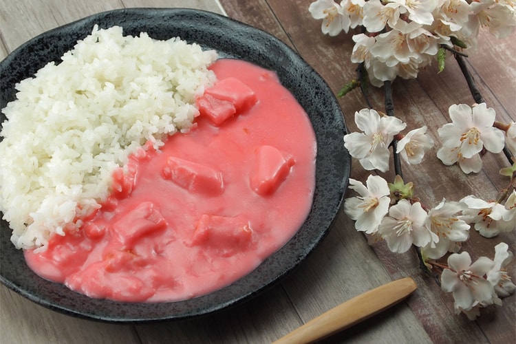 봄을 맞이해 출시되는 핑크색 ‘벚꽃 카레’는 어떤 맛일까?