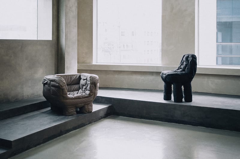 구스 다운 패딩 재킷을 재조합해 만들어낸 연진영 작가의 ‘패딩 체어’