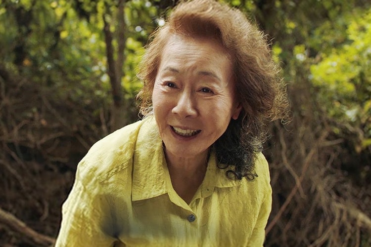 배우 윤여정이 ‘미나리’로 미국 내 13개 여우조연상을 휩쓸었다