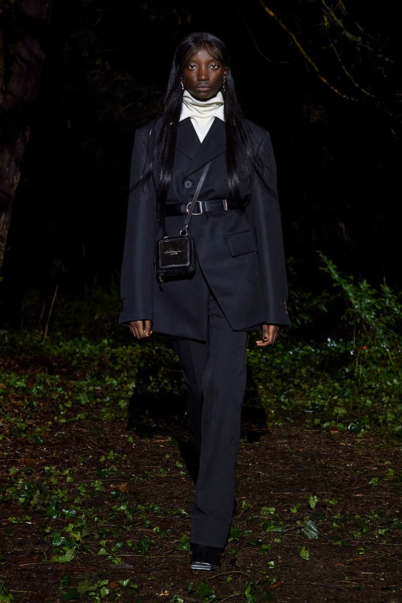 한밤중 숲에서 떠나는 환상 여행, 우영미 2021 FW 컬렉션, 파리 패션위크, 베르나르 베르베르, 여행의 책, 한국 디자이너 브랜드