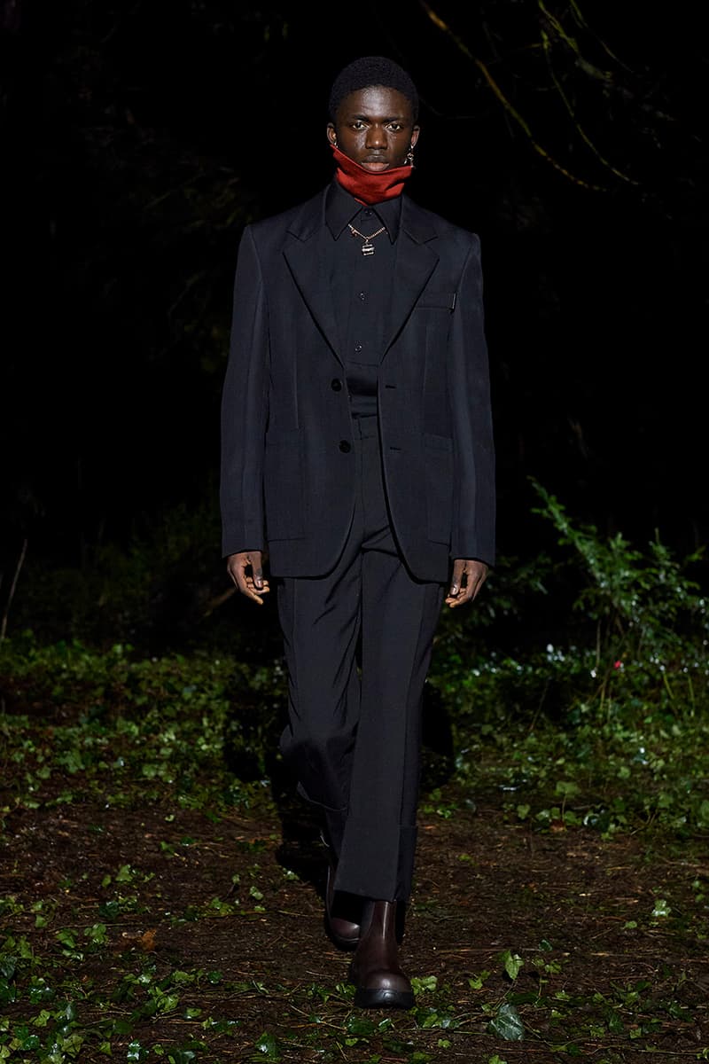 한밤중 숲에서 떠나는 환상 여행, 우영미 2021 FW 컬렉션, 파리 패션위크, 베르나르 베르베르, 여행의 책, 한국 디자이너 브랜드