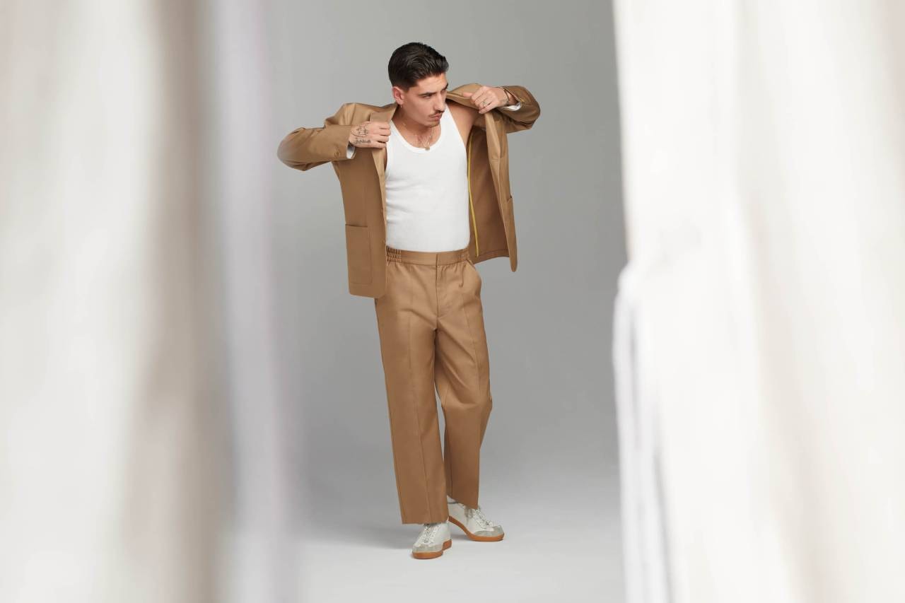 H&M, 아스날 FC의 간판 수비수 '엑토르 베예린'과의 협업 남성복 컬렉션 출시