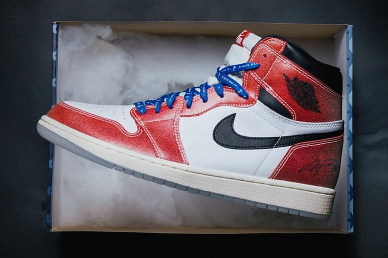 마이클 조던 사인 + '시카고' 컬러웨이, 트로피 룸 x 에어 조던 1 레트로 공식 래플 정보