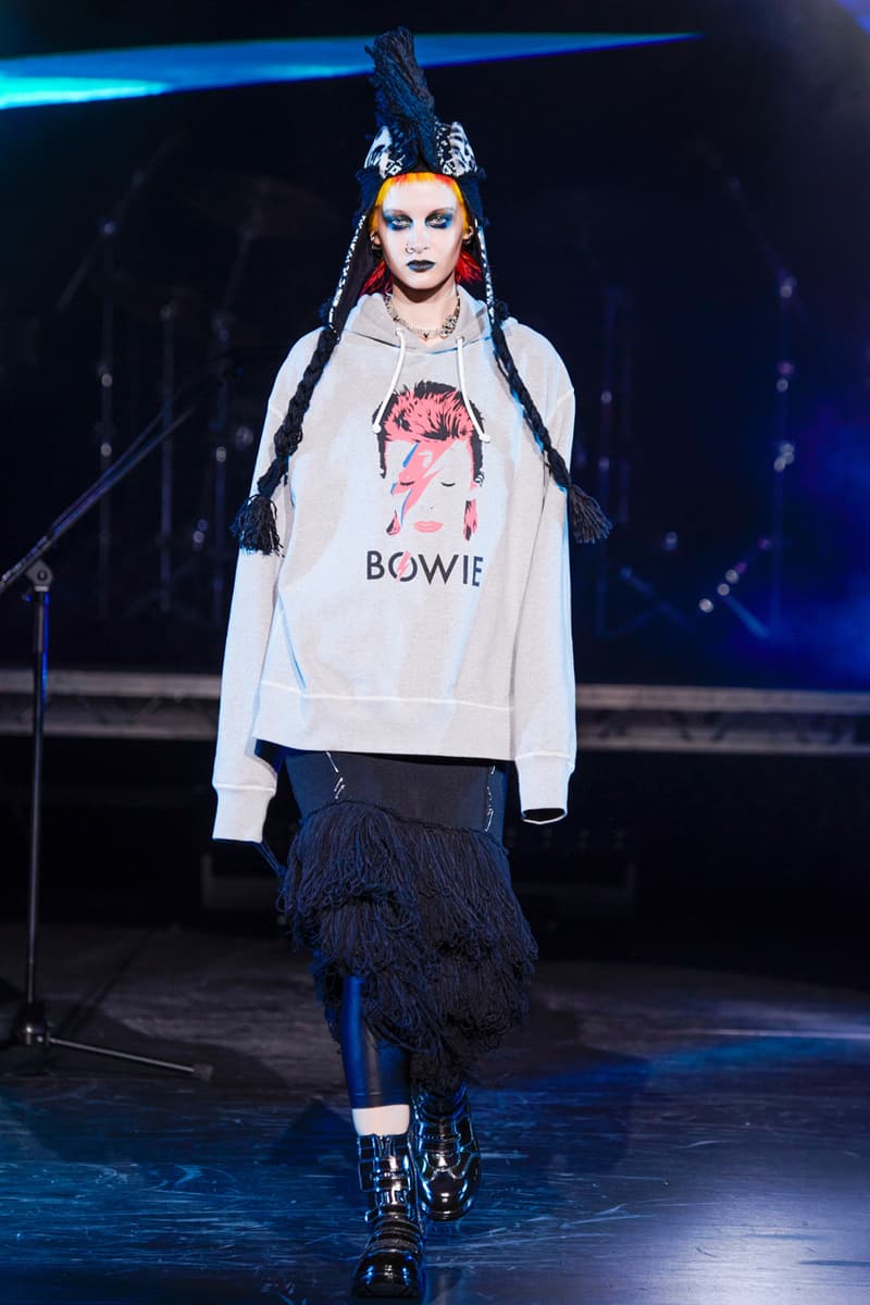 베르사체 협업 포함, 준야 와타나베 2021 FW 컬렉션 런웨이, 데이비드 보위, 퀸, 롤링 스톤스, 섹스 피스톨즈, 꼼 데 가르송, 도버 스트리트 마켓