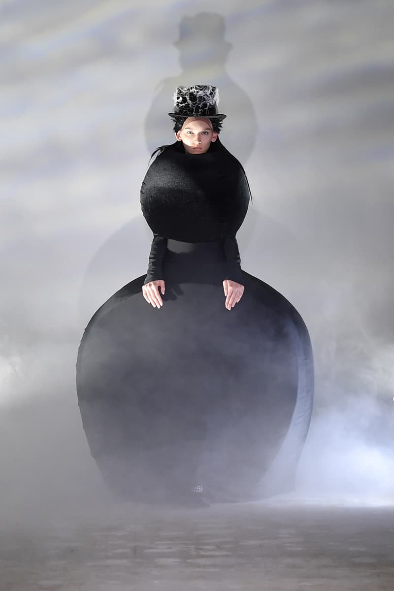 꼼 데 가르송 2021년 가을, 겨울 컬렉션 '랜드스케이프 오브 섀도' 런웨이, 레이 가와쿠보, 가와쿠보 레이, 꼼 데 가르송, CDG, 런웨이, 패션쇼, 일본 브랜드