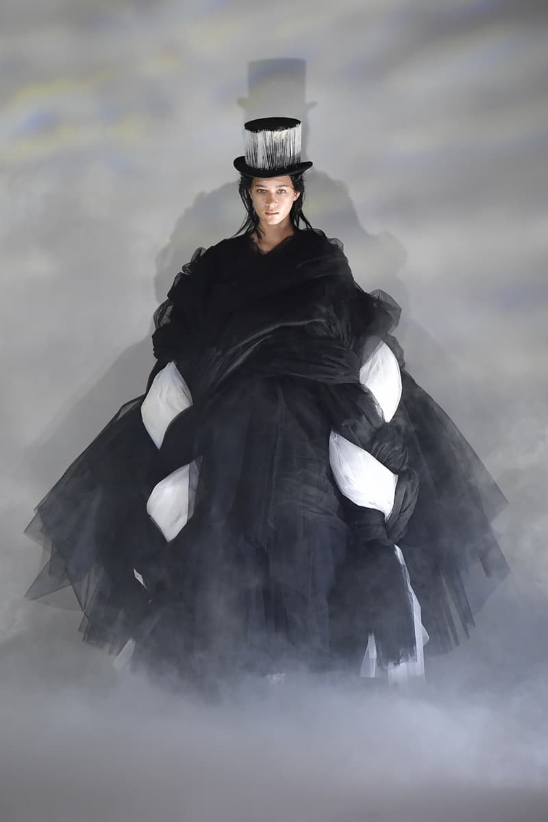꼼 데 가르송 2021년 가을, 겨울 컬렉션 '랜드스케이프 오브 섀도' 런웨이, 레이 가와쿠보, 가와쿠보 레이, 꼼 데 가르송, CDG, 런웨이, 패션쇼, 일본 브랜드