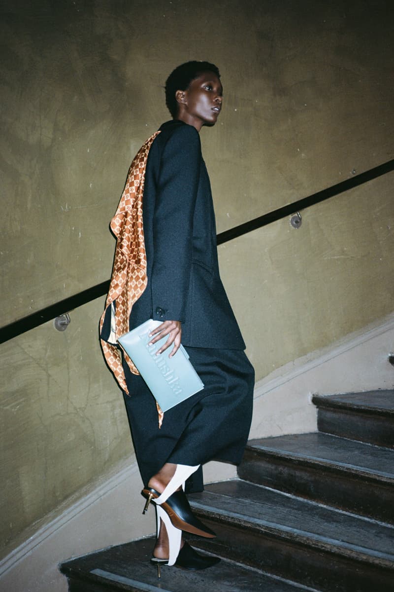 옷의 기능과 형태에 집중한 나누시카의 2021년 가을, 겨울 컬렉션, 비건 가죽, 지속 가능성, 코트, 액세서리, 모노그램, 나누슈카, 산드라 샌더, 달리 극장 박물관