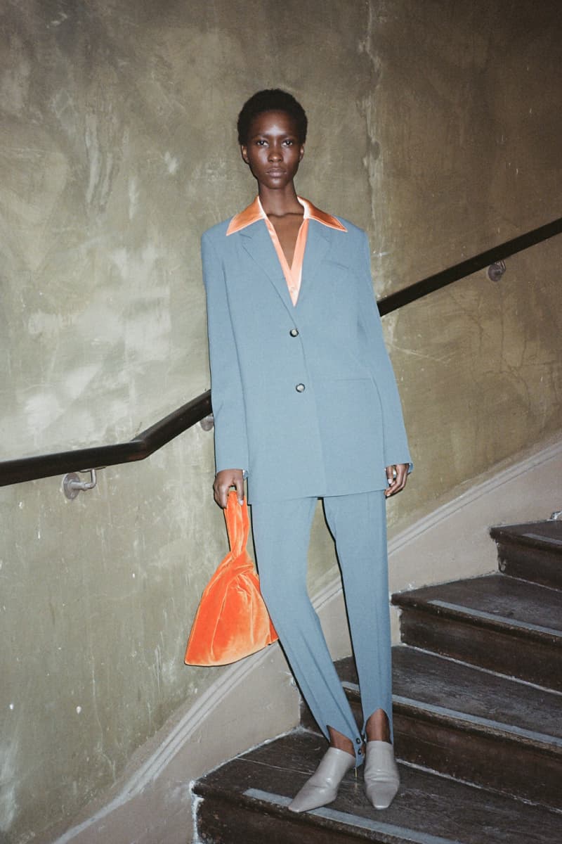 옷의 기능과 형태에 집중한 나누시카의 2021년 가을, 겨울 컬렉션, 비건 가죽, 지속 가능성, 코트, 액세서리, 모노그램, 나누슈카, 산드라 샌더, 달리 극장 박물관