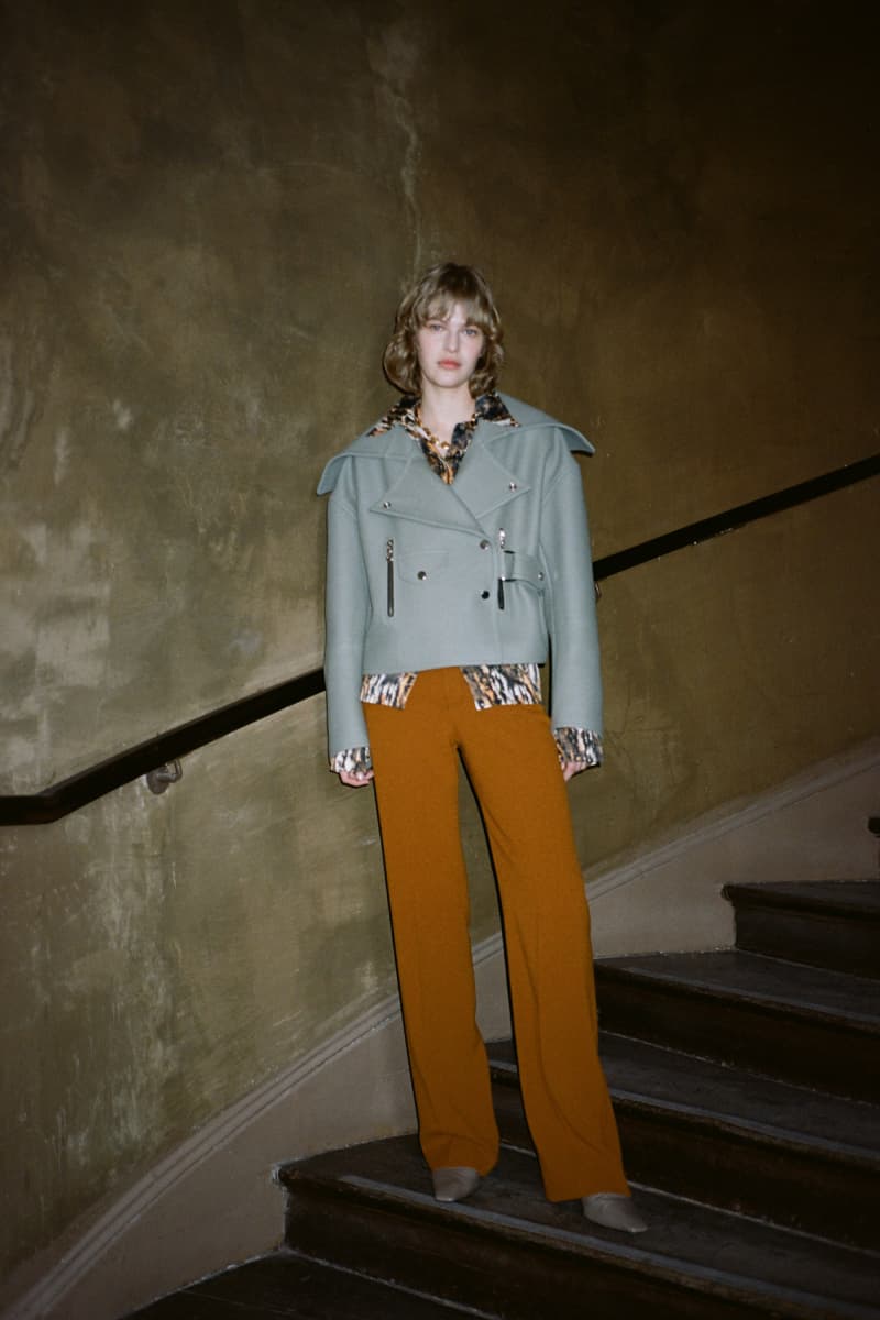 옷의 기능과 형태에 집중한 나누시카의 2021년 가을, 겨울 컬렉션, 비건 가죽, 지속 가능성, 코트, 액세서리, 모노그램, 나누슈카, 산드라 샌더, 달리 극장 박물관