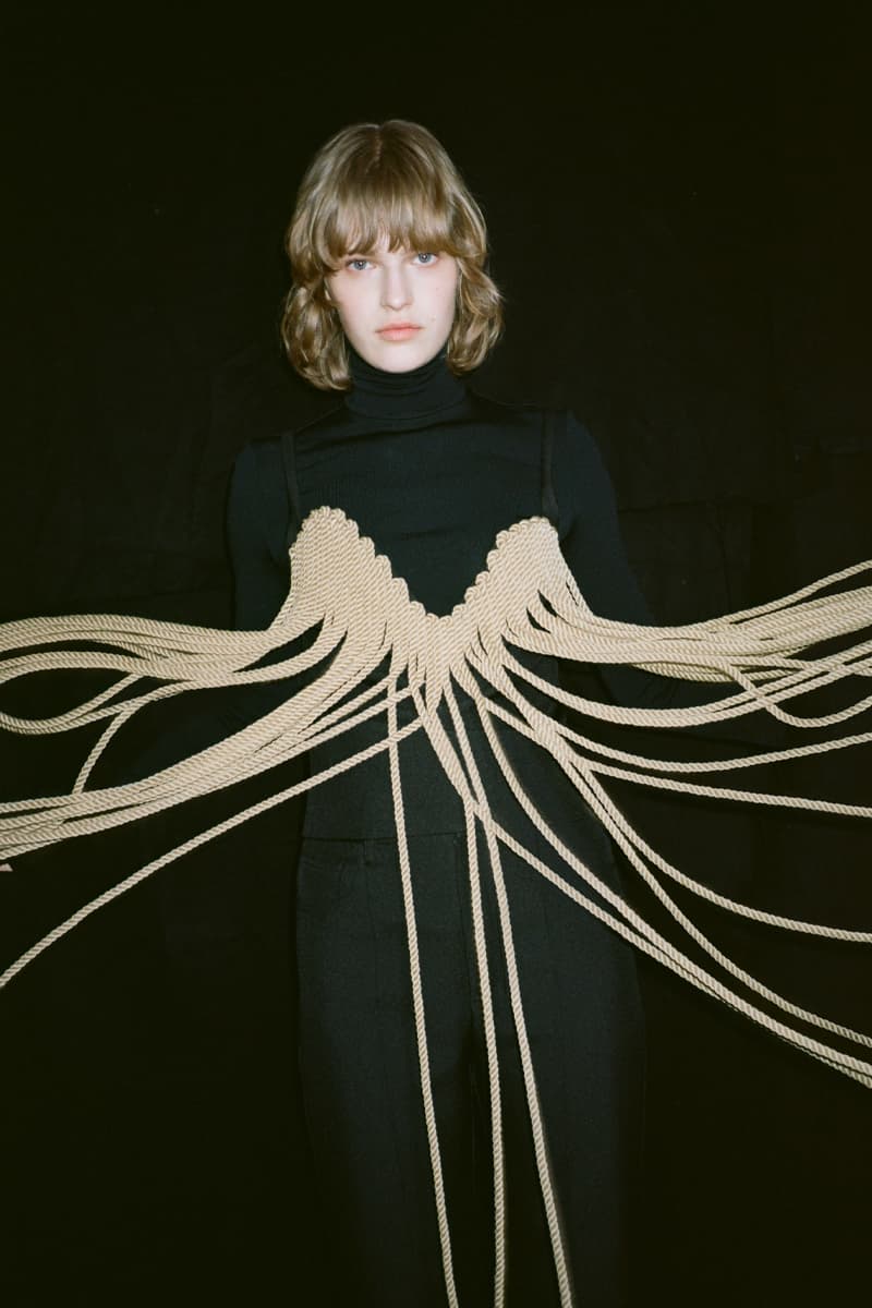 옷의 기능과 형태에 집중한 나누시카의 2021년 가을, 겨울 컬렉션, 비건 가죽, 지속 가능성, 코트, 액세서리, 모노그램, 나누슈카, 산드라 샌더, 달리 극장 박물관