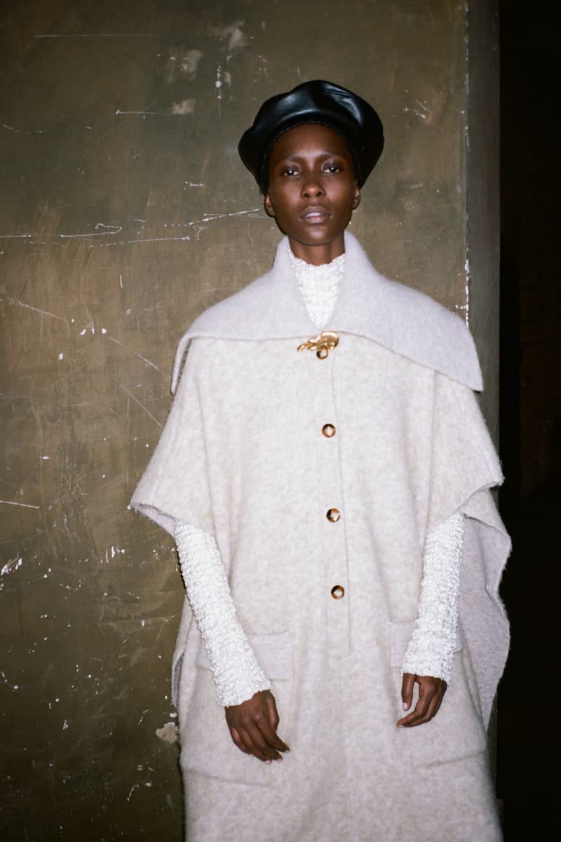 옷의 기능과 형태에 집중한 나누시카의 2021년 가을, 겨울 컬렉션, 비건 가죽, 지속 가능성, 코트, 액세서리, 모노그램, 나누슈카, 산드라 샌더, 달리 극장 박물관