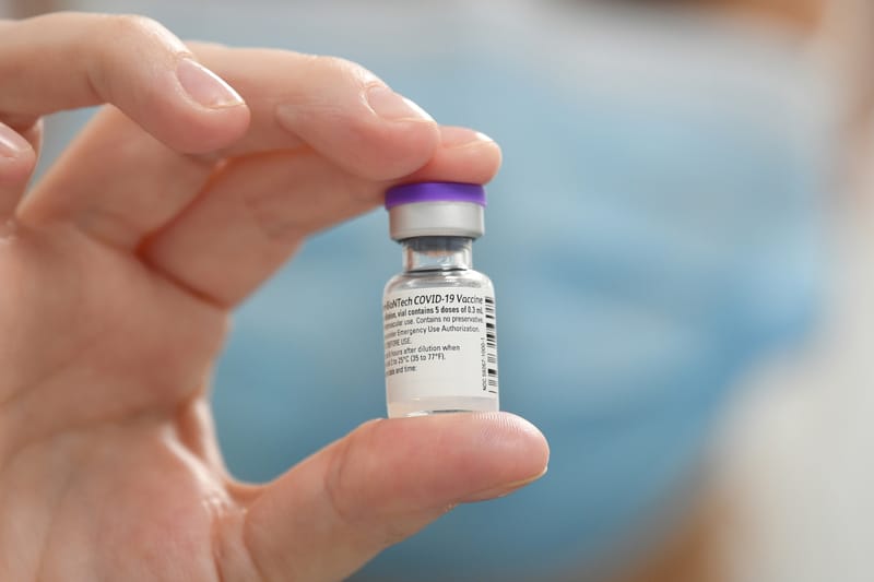 화이자 CEO, “올해 안으로 먹는 코로나19 치료제 나온다”