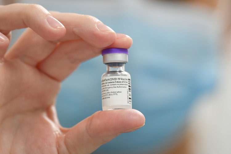 화이자 CEO, “올해 안으로 먹는 코로나19 치료제 나온다”