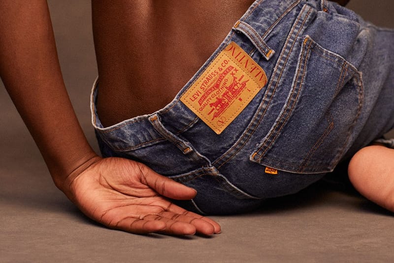 실제 빈티지 데님을 활용한 발렌티노 x 리바이스 517 에디션 국내 출시