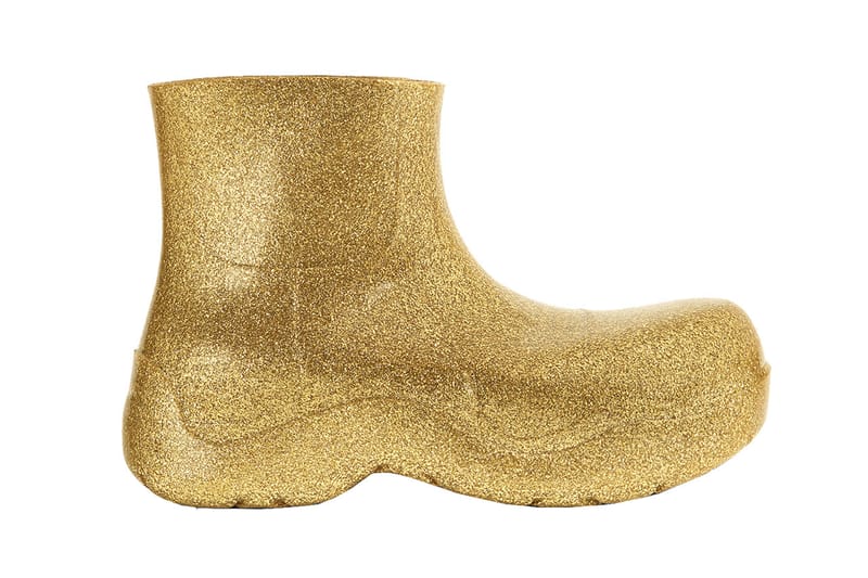 화려한 글리터 효과가 더해진 보테가 베네타의 옐로 골드 퍼들 부츠 출시 정보
