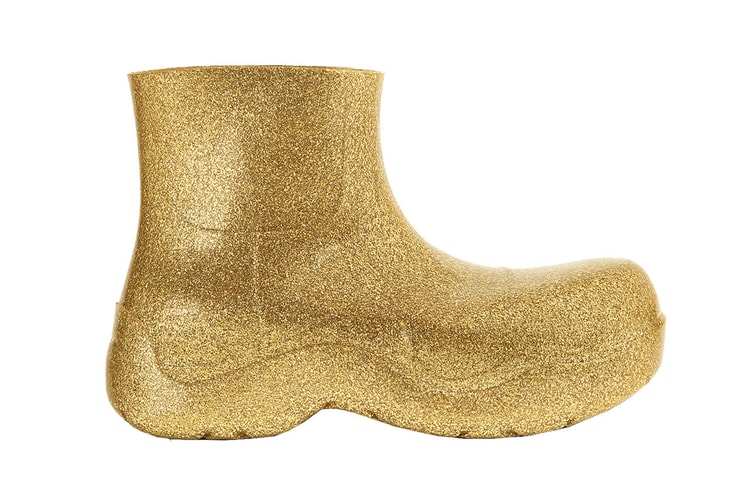 화려한 글리터 효과가 더해진 보테가 베네타의 옐로 골드 퍼들 부츠 출시 정보