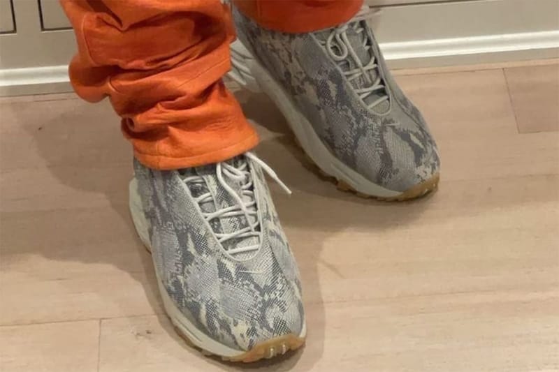 드레이크가 직접 공개한 녹타 x 나이키 핫 스텝 에어 테라 ‘스네이크스킨’ 실물