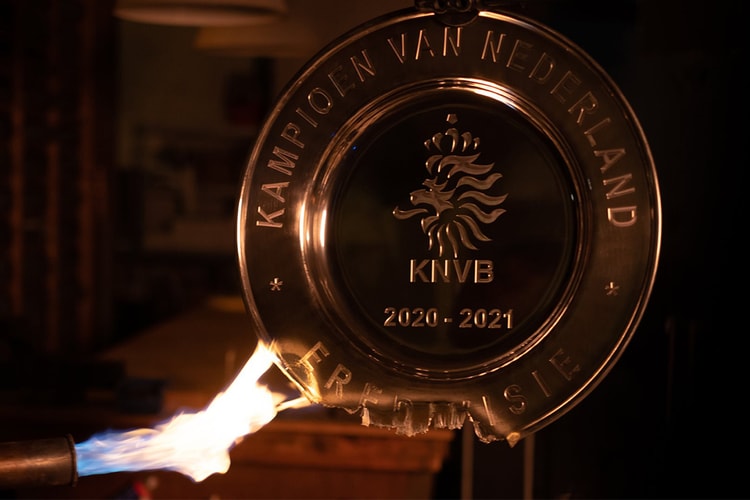 네덜란드 축구팀 아약스, 우승 트로피 녹여 4만여 팬들에게 기념품 선물