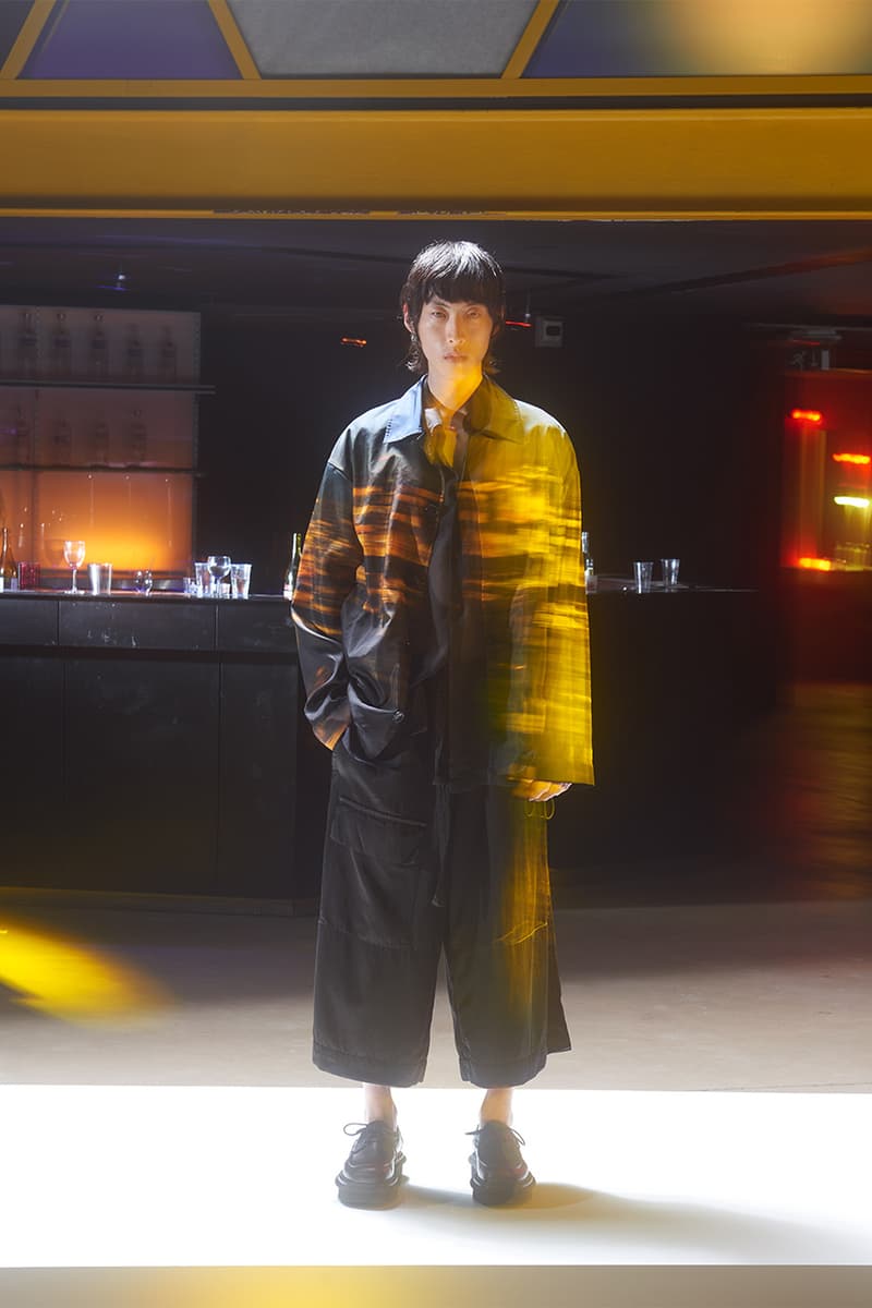 드리스 반 노튼, 벨기에 안트베르펜을 배경으로 담아낸 2022 SS 남성복 컬렉션 공개, 플랑탱 모레투스 미술관