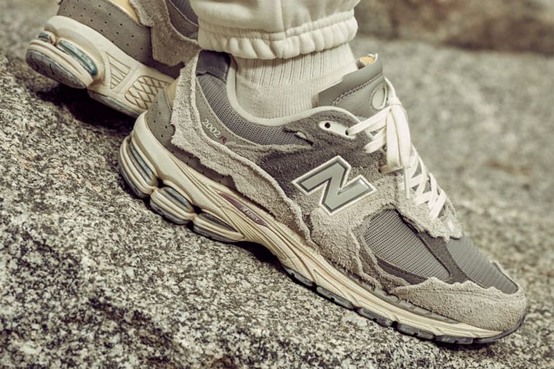 갈기갈기 찢긴 어퍼, 뉴발란스 2002R ‘프로텍션 팩’이 출시된다