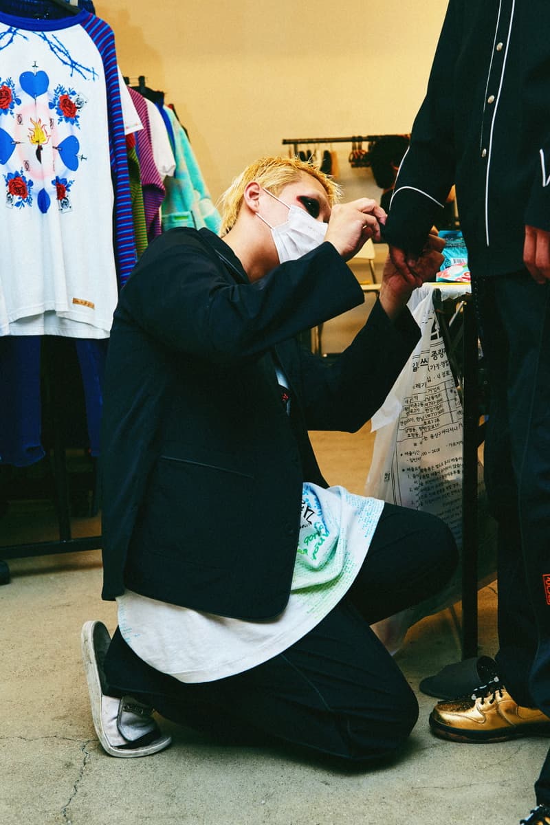 단독: 바조우의 99%IS- 컬렉션 vol.16 'OUR STORY WiLL BE HISTORY' 룩북 촬영 현장, 업사이드다운 신발끈, 액세서리