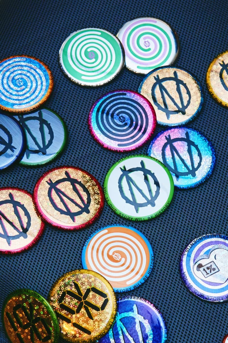 단독: 바조우의 99%IS- 컬렉션 vol.16 'OUR STORY WiLL BE HISTORY' 룩북 촬영 현장, 업사이드다운 신발끈, 액세서리