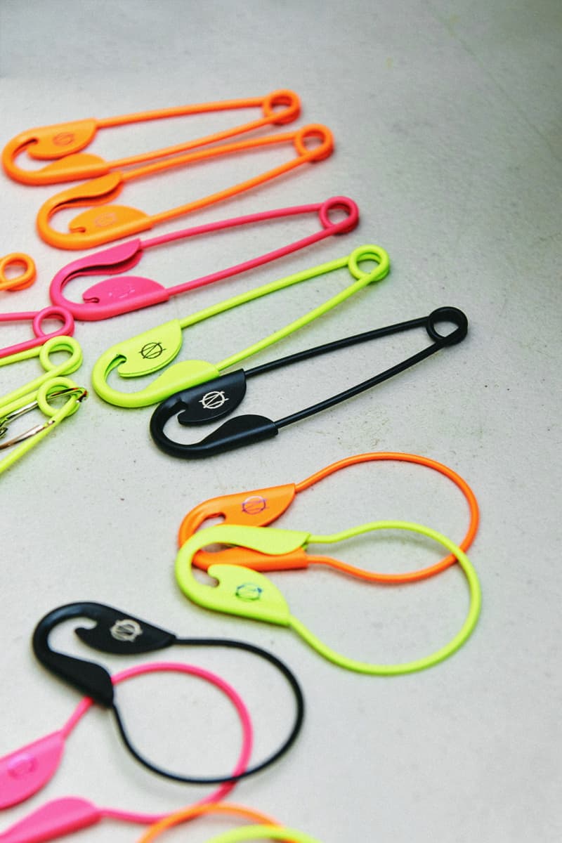 단독: 바조우의 99%IS- 컬렉션 vol.16 'OUR STORY WiLL BE HISTORY' 룩북 촬영 현장, 업사이드다운 신발끈, 액세서리