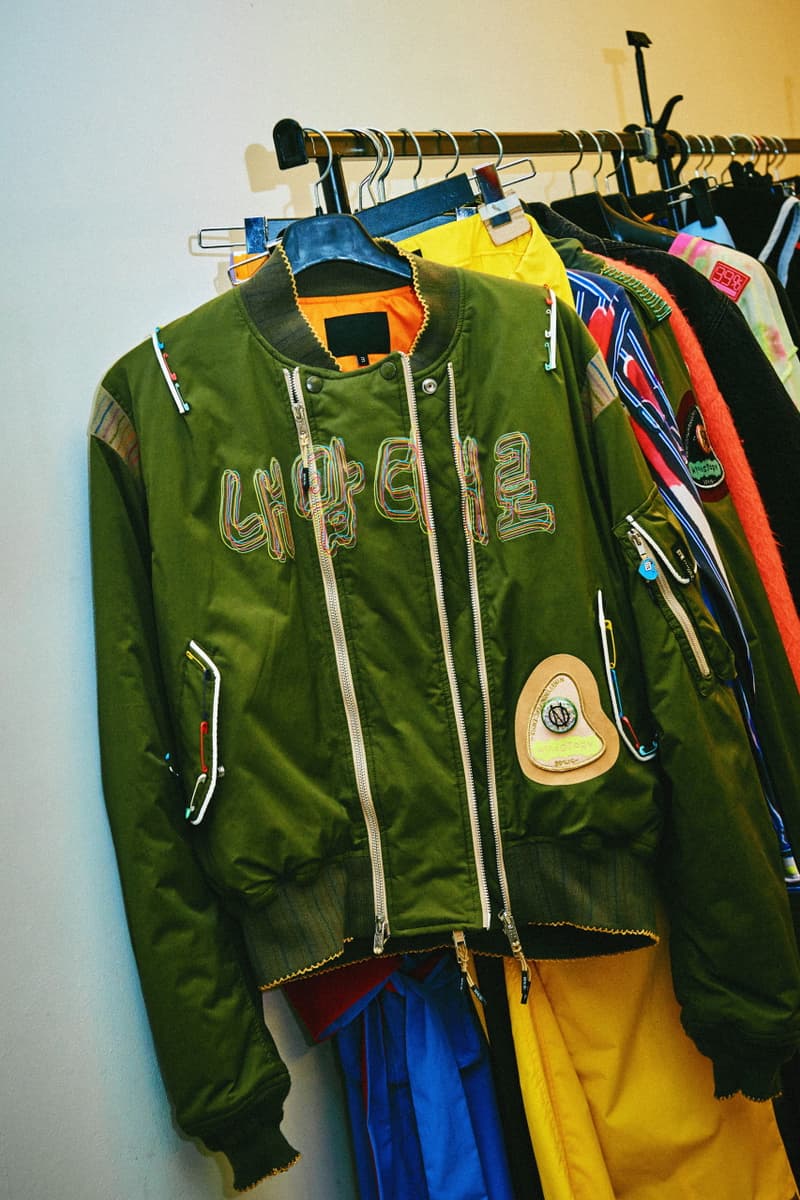 단독: 바조우의 99%IS- 컬렉션 vol.16 'OUR STORY WiLL BE HISTORY' 룩북 촬영 현장, 업사이드다운 신발끈, 액세서리