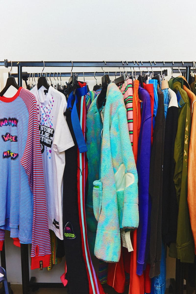 단독: 바조우의 99%IS- 컬렉션 vol.16 'OUR STORY WiLL BE HISTORY' 룩북 촬영 현장, 업사이드다운 신발끈, 액세서리