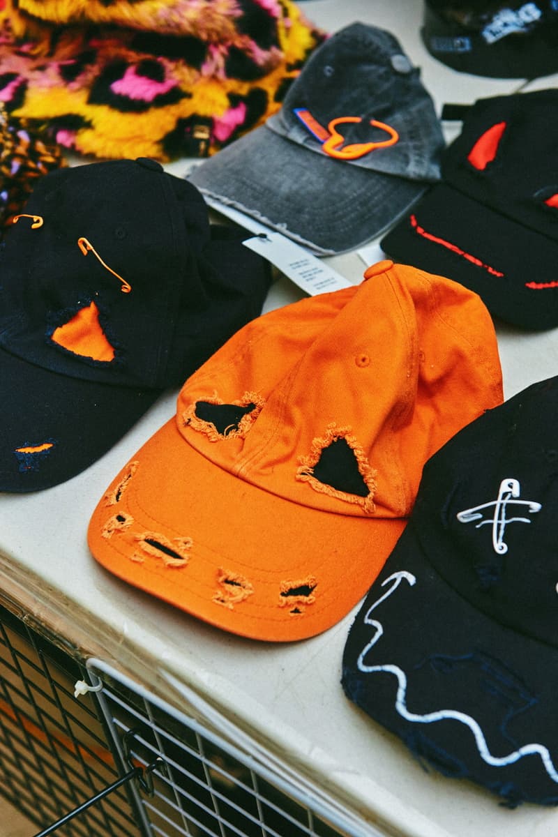 단독: 바조우의 99%IS- 컬렉션 vol.16 'OUR STORY WiLL BE HISTORY' 룩북 촬영 현장, 업사이드다운 신발끈, 액세서리