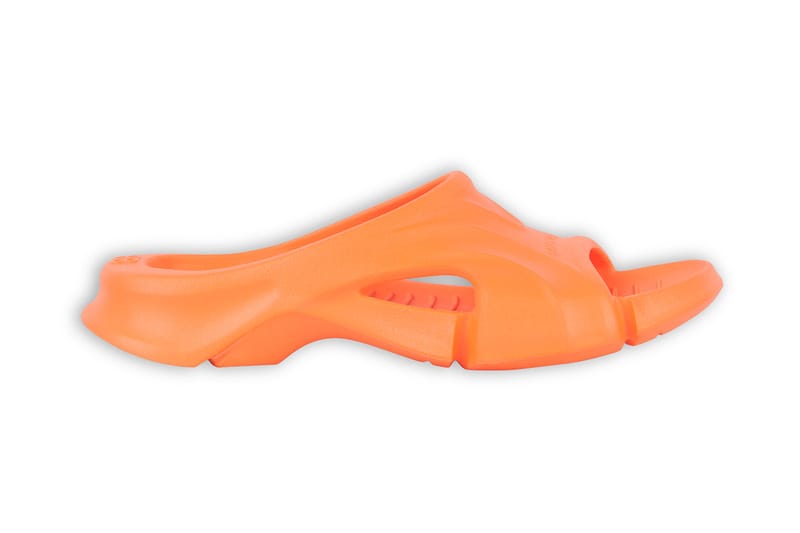 발렌시아가, ‘군대 보급용 슬리퍼’와 똑 닮은 샌들 출시했다