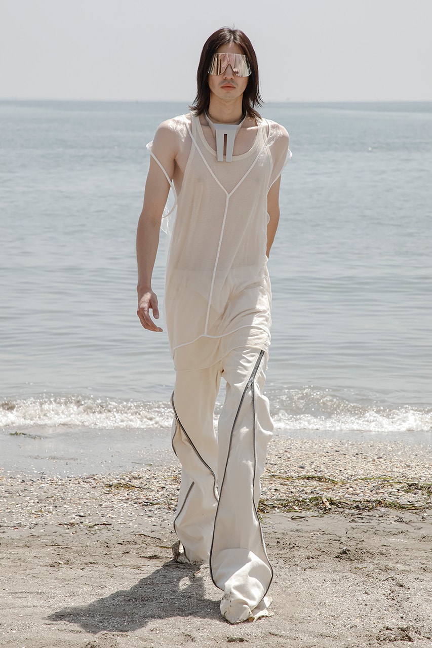 릭 오웬스, 베네치아 해변을 배경으로 펼쳐진 2022 봄, 여름 남성복 컬렉션 런웨이 공개