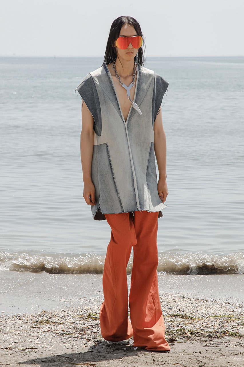릭 오웬스, 베네치아 해변을 배경으로 펼쳐진 2022 봄, 여름 남성복 컬렉션 런웨이 공개