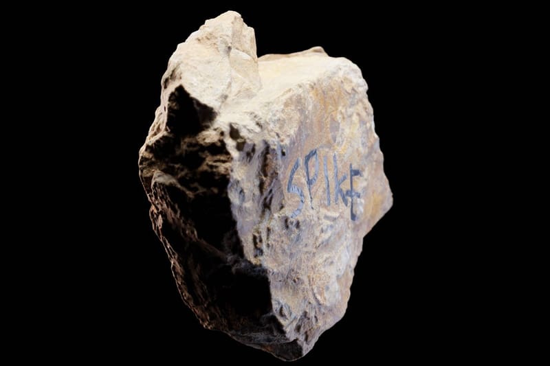 우주에서 날아온 돌덩이, 뱅크시의 ‘스파이크’가 NFT 경매 시장에 나온다