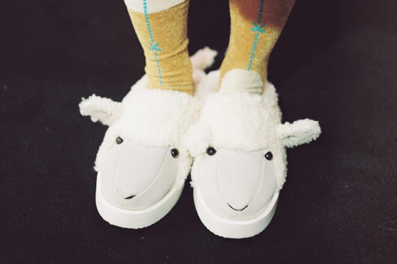 더블렛 x 수이코크, 복슬복슬한 ‘양 슬리퍼’ 출시