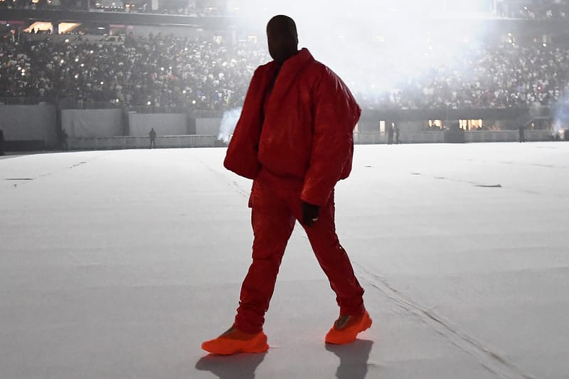 칸예 웨스트는 'DONDA' 앨범 리스닝 파티에서 어떤 옷을 입었을까?