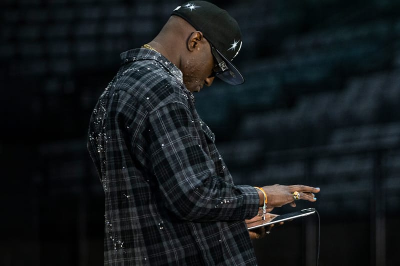 오프 화이트가 모바일 게임 ‘오프캇’을 출시했다