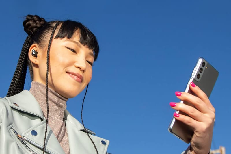 업데이트: 애플, 자사 제품 광고 속 삼성 갤럭시 S21 사진 결국 삭제했다