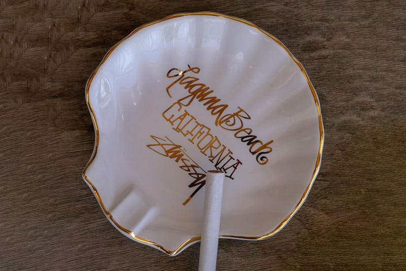 스투시, 재떨이, 티 포트 & 자석 등으로 구성된 주방용품 컬렉션 출시