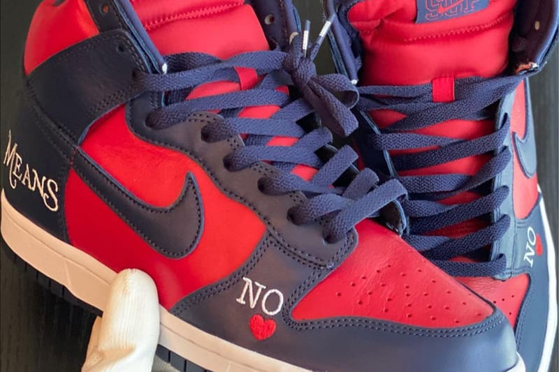 슈프림 x 나이키 SB 덩크 하이 ‘바이 애니 민스’의 ‘네이비/레드’ 컬러웨이 실물