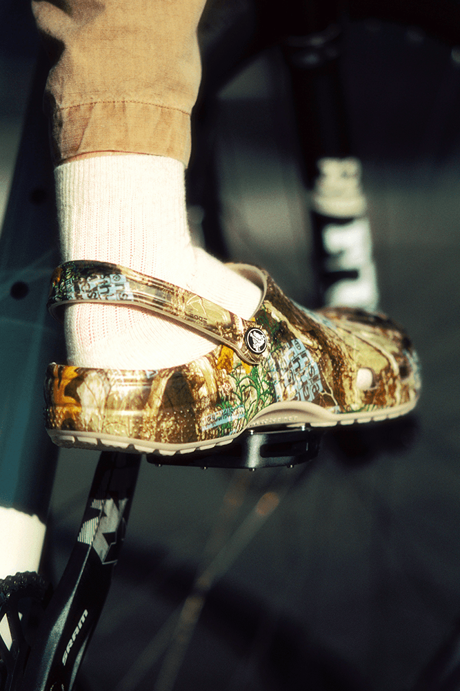 크록스 x 디스이즈네버댓 클래식 클로그, 디네댓, 출시 정보, 가격, crocs, thisisneverthat, classic clog, footwear, 도심 속 숲의 분위기를 담은, 디스이즈네버댓 x 크록스 협업 컬렉션