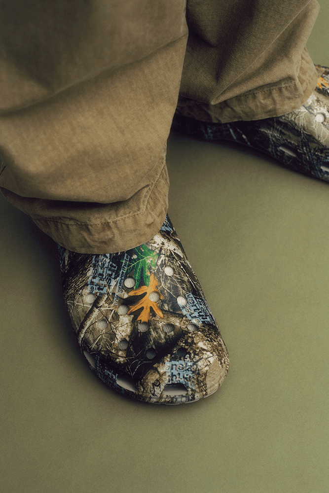 크록스 x 디스이즈네버댓 클래식 클로그, 디네댓, 출시 정보, 가격, crocs, thisisneverthat, classic clog, footwear, 도심 속 숲의 분위기를 담은, 디스이즈네버댓 x 크록스 협업 컬렉션