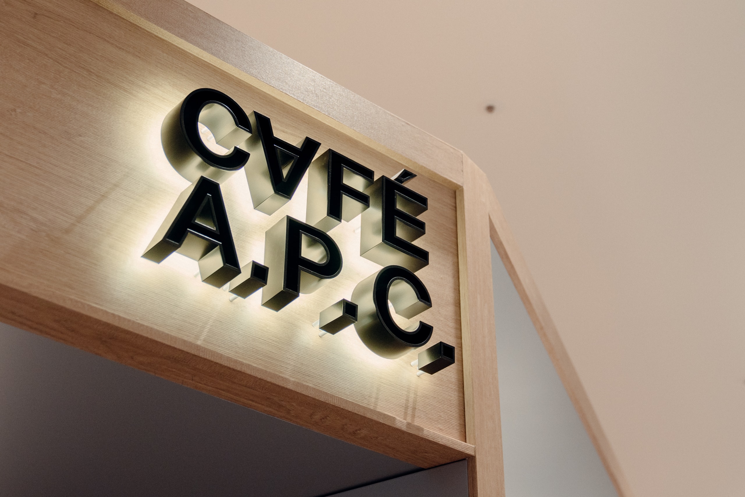 국내 최초 문을 연, 'CAFÉ A.P.C.' 들여다보기 apc 아페쎄 카페 커피 장 뚜이뚜