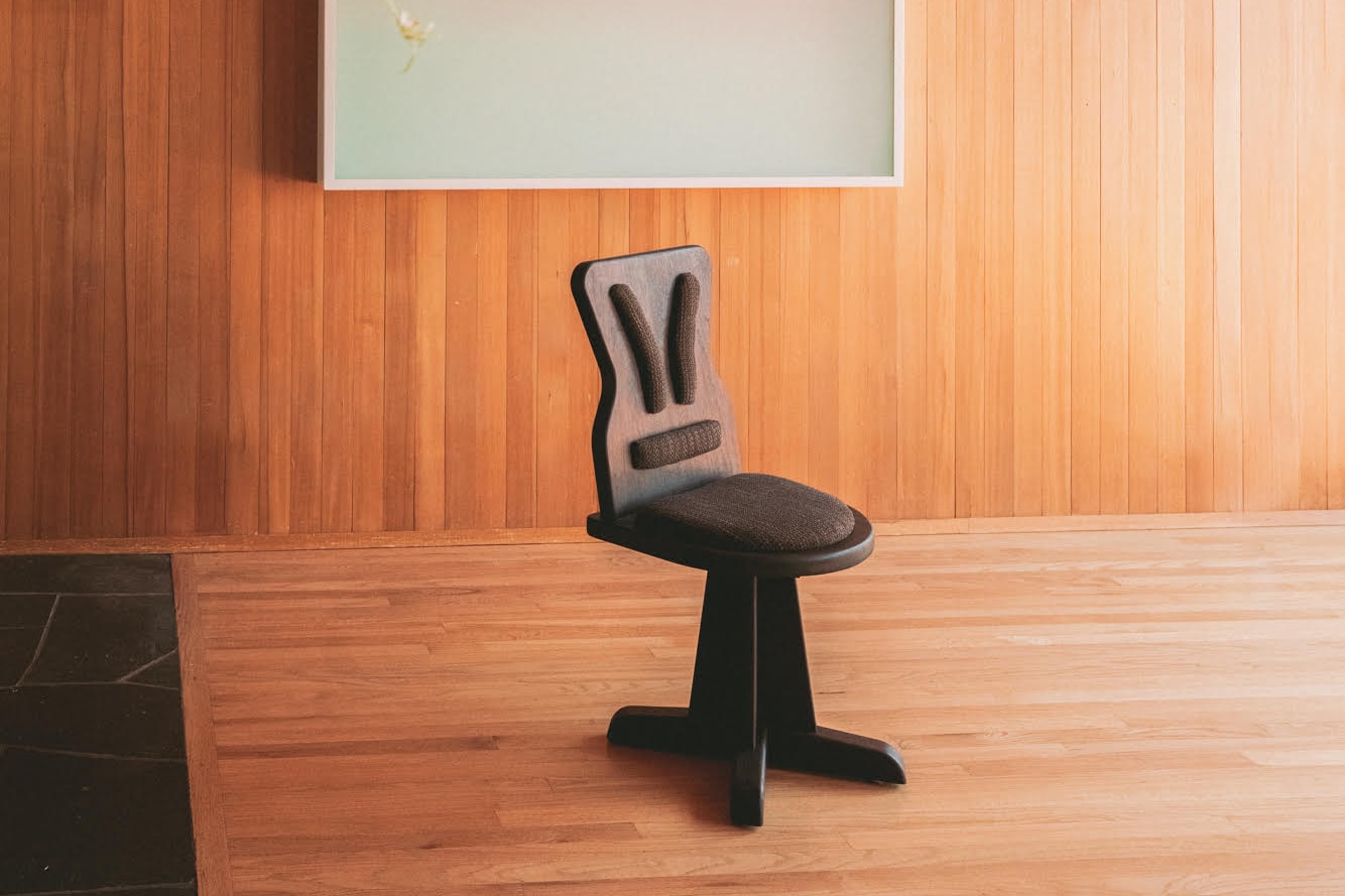 전 ‘이지’ 디자이너가 특별한 의미를 담아 디자인한 의자의 모습은? 세드릭 허드슨