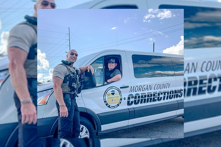 ‘더 락’ 드웨인 존슨과 똑같이 생긴 도플갱어 경찰관이 목격됐다