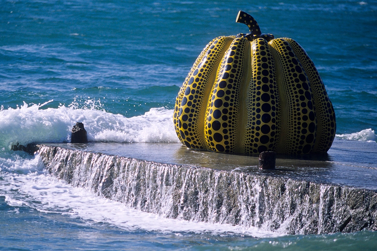 쿠사마 야요이의 작품 ‘호박’이 태풍에 손상됐다, 일본, 나오시마