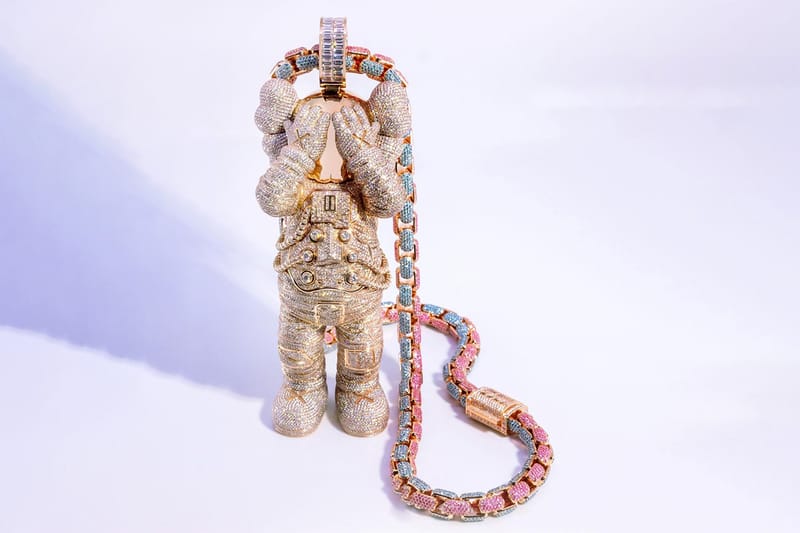 키드 커디를 위해 만들어진 카우스 x 벤 볼러 '스페이스' 목걸이 살펴보기