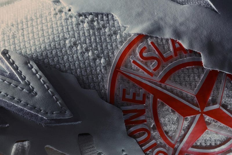 업데이트: 스톤 아일랜드 x 뉴발란스 스니커의 또 다른 사진이 공개됐다