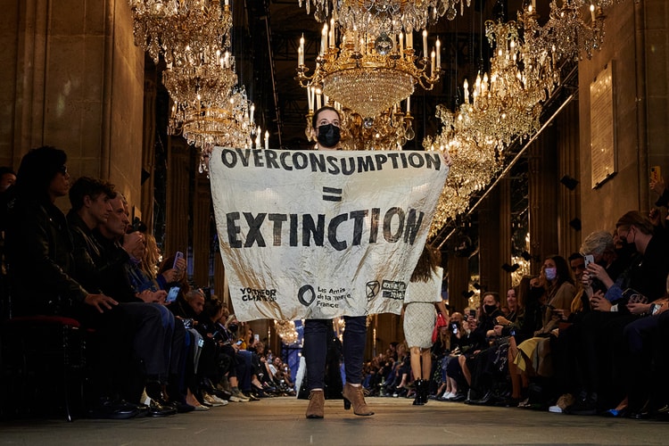 루이 비통 런웨이 무대에 난데없이 등장한 시위자의 정체는?